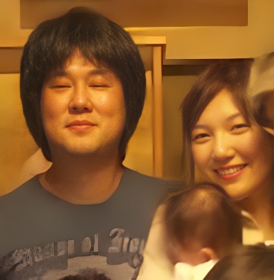 Eiichiro Oda and Chiabi Inaka holding their daughters.